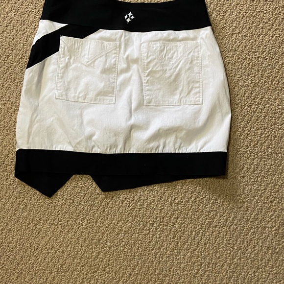 Stylish JoFit skort - attractive black &. white design 2 pockets in back SMALL - Picture 2 of 3
